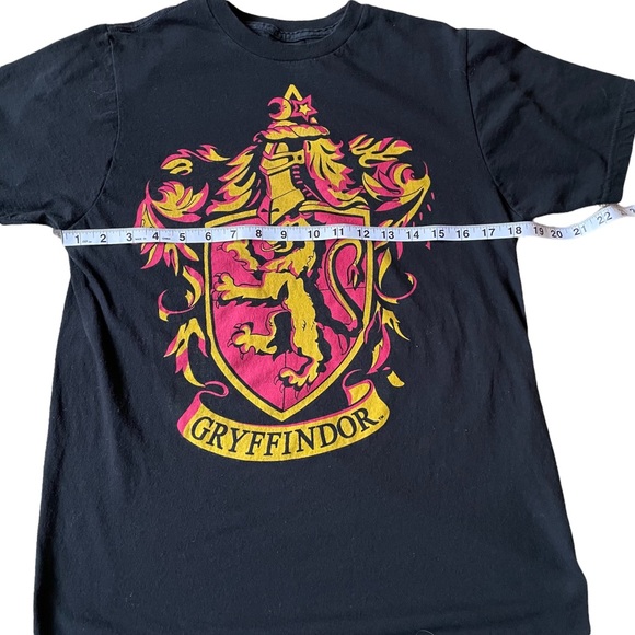Harry Potter Deathly Hallows Gryffindor Graphic T-Shirt Size Medium - Picture 5 of 5
